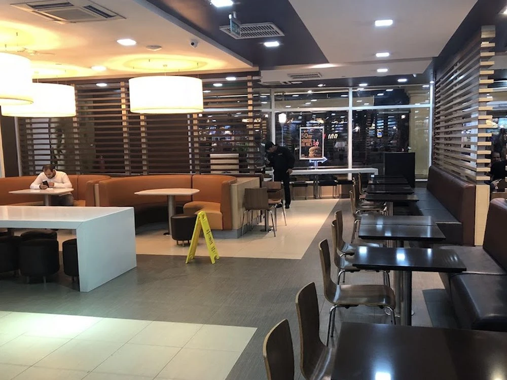 MCDONALDS FəVVARəLəR MEYDANı (Bakı)