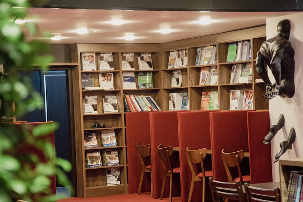 HONOURS COFFEE AND LIBRARY (Bakı)