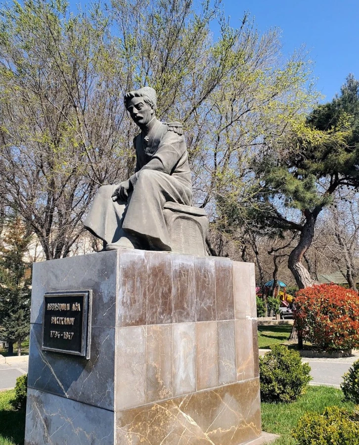 Abbasqulu Ağa Bakıxanovun heykəli