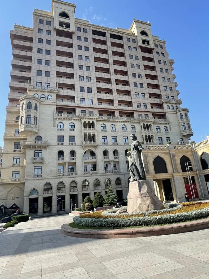 Памятник Имадеддину Насими (Баку)