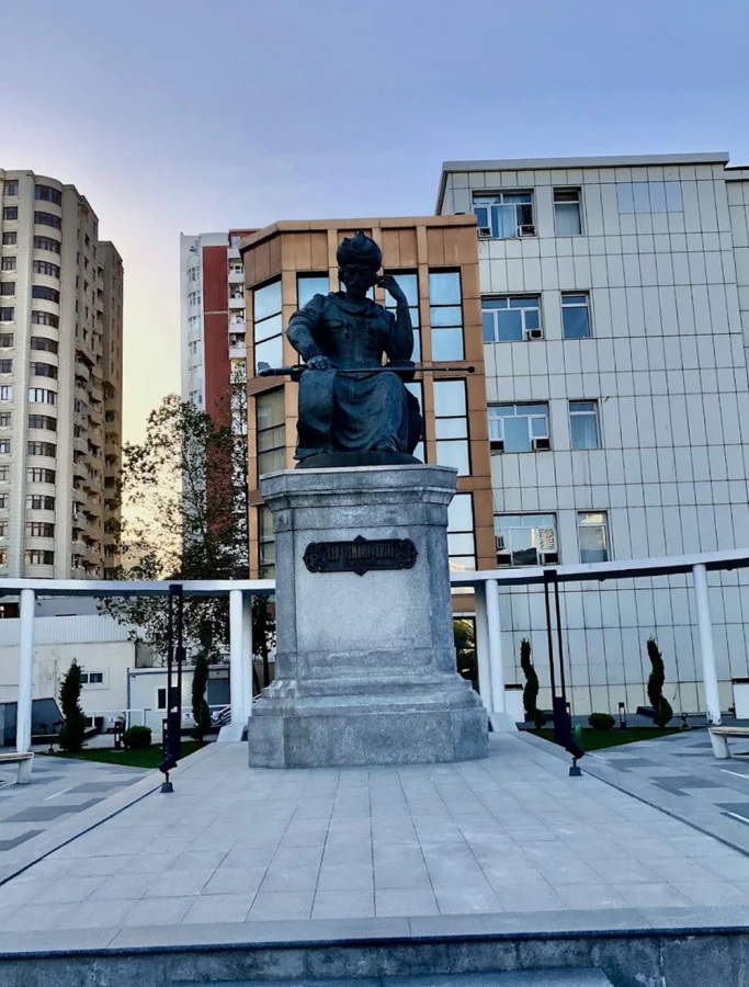 памятник Шаху Исмаилу Хатаи (Баку)