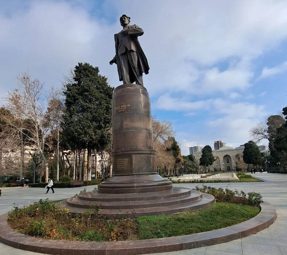 Səməd Vurğunun heykəli (Bakı)