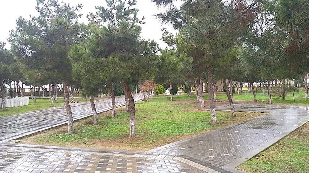 Pirallahi Bayraq meydani (Места культурного отдыха (театры, кинотеатры, галереи, парки, сады, бульвары)) (Баку)
