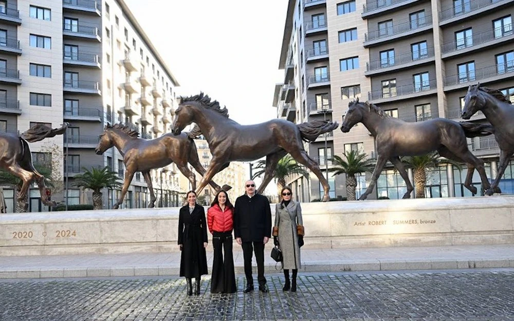 Qarabag Atlari Meydani (Места культурного отдыха (театры, кинотеатры, галереи, парки, сады, бульвары)) (Баку)