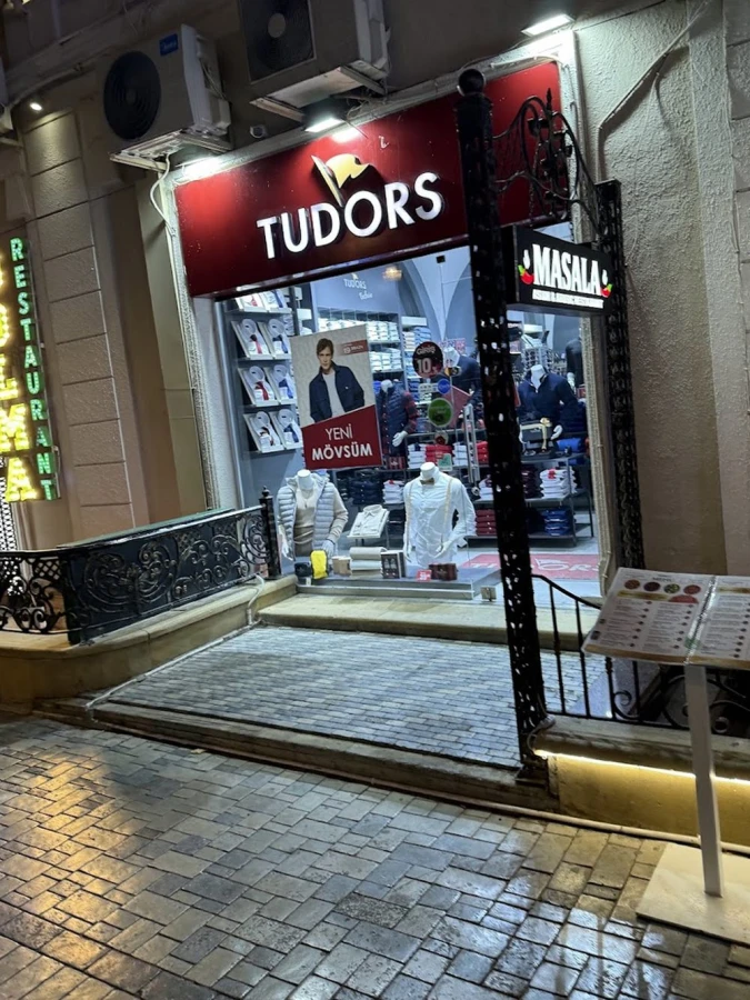 Tudors köynək və aksesuar mağazası (Bakı)