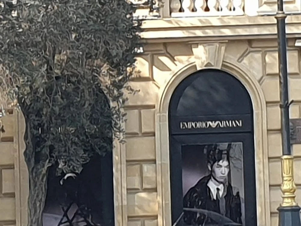 Emporio Armani geyim mağazası (Bakı)