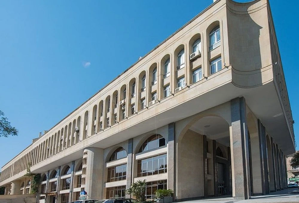 метро Элмляр Академиясы (Баку)