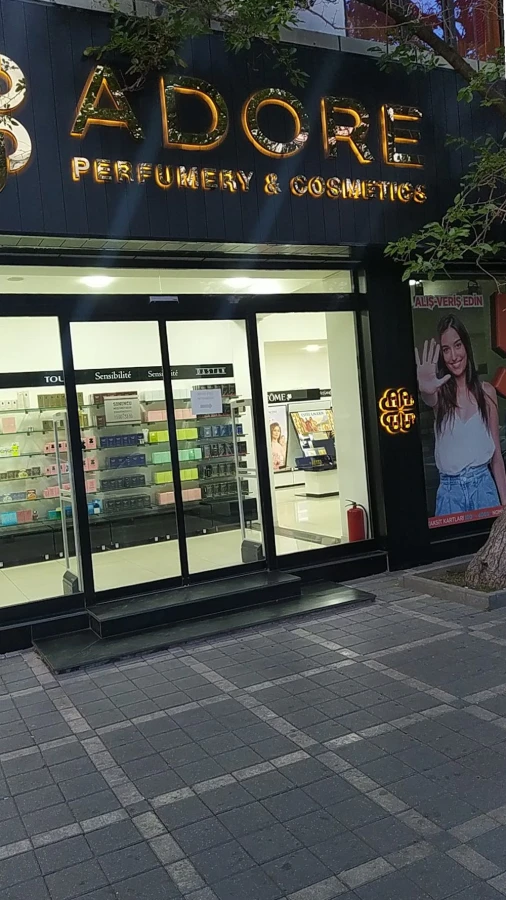 Adore Perfumery & Cosmetics mağazası (Bakı)