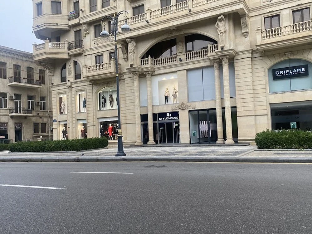 Магазин парфюмерии Oriflame (Баку)