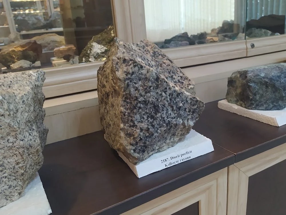 АЗЕРБАЙДЖАНСКИЙ ГЕОЛОГИЧЕСКИЙ МУЗЕЙ (Баку)