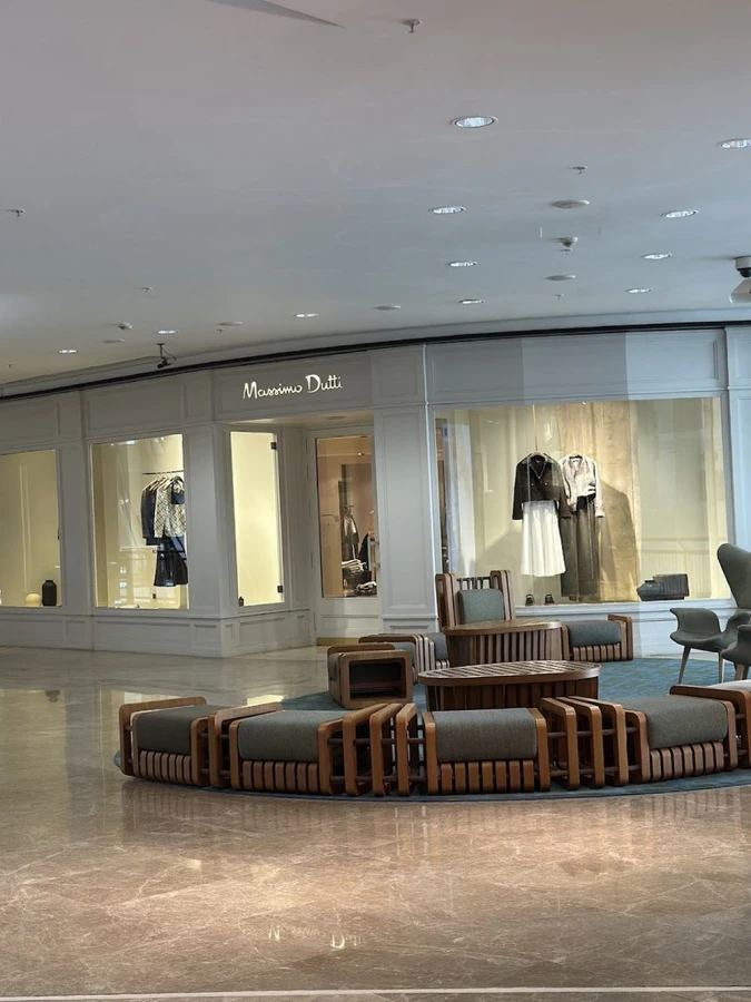 Massimo Dutti geyim mağazası (Bakı)