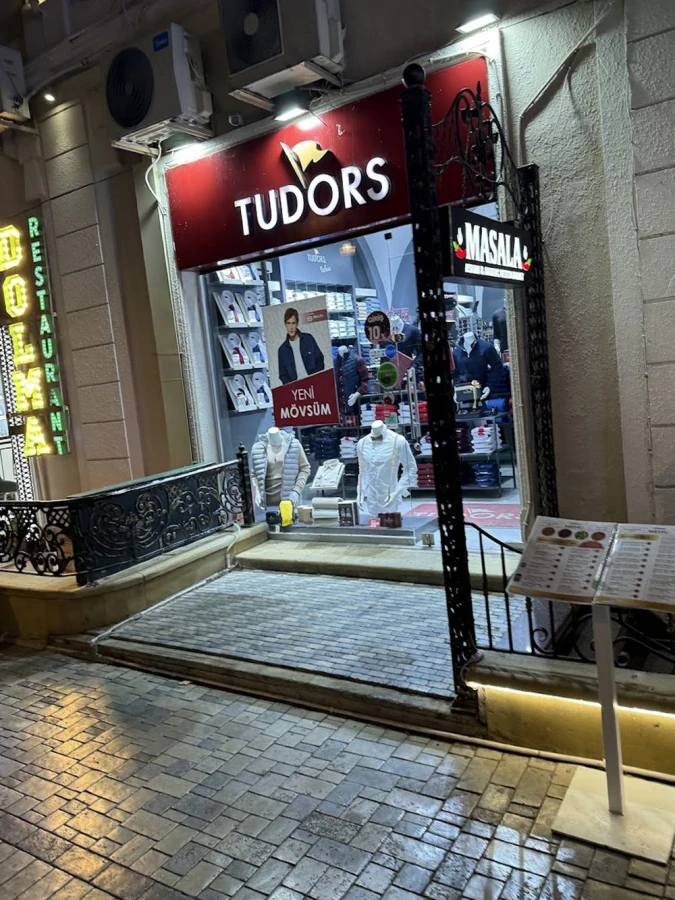 Tudors köynək və aksesuar mağazası (Bakı)
