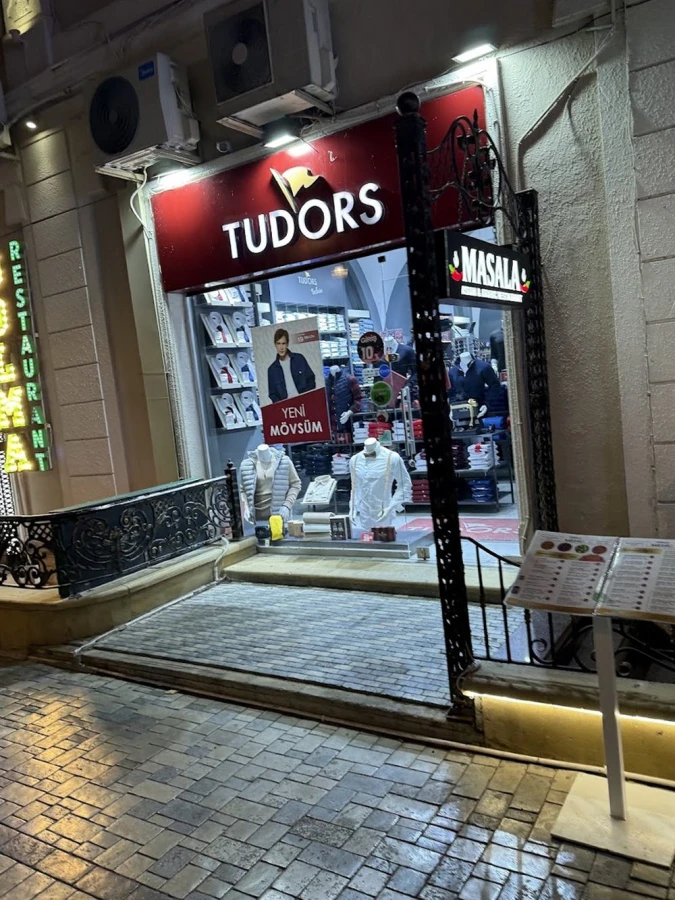 Tudors köynək və aksesuar mağazası (Bakı)