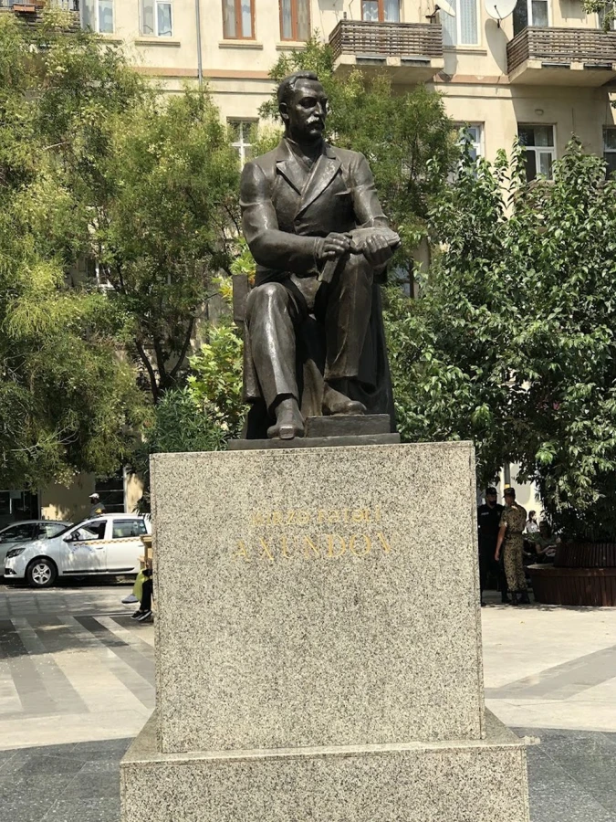 M.F.Axundovun heykəli (Bakı)
