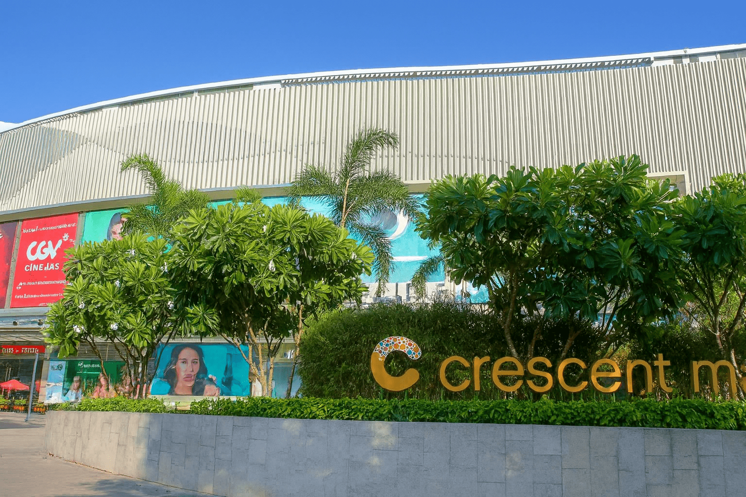 Crescent Mall Bakı: alış-veriş həvəskarları üçün cənnət, sürücülər üçün isə əzab